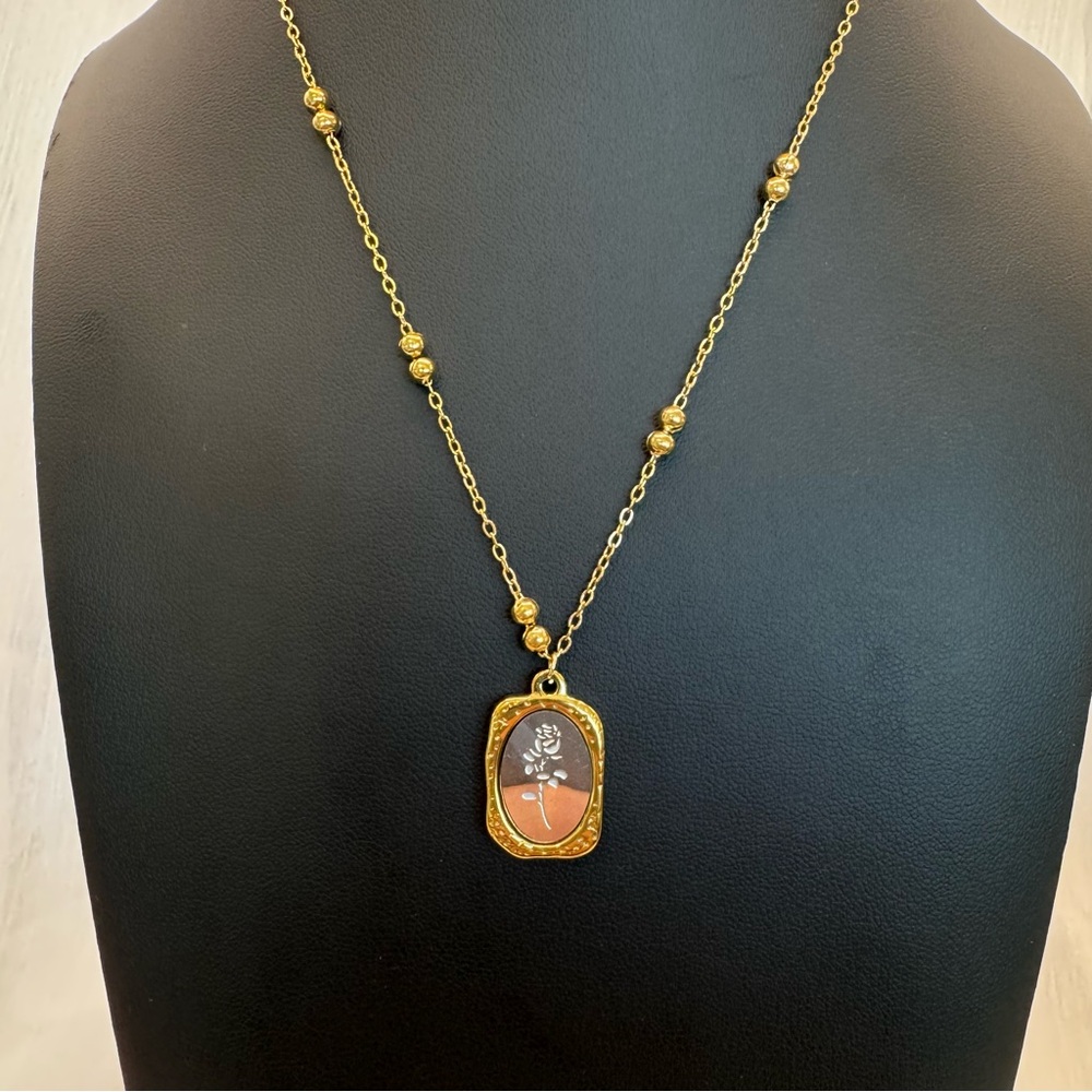 The Solis Mirror Necklace - Picture 3 of 3
